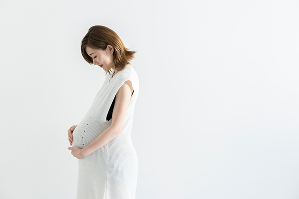 お腹を見つめる妊婦さん